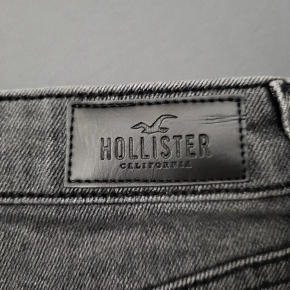Hollister Ultra High-Rise‎ Mom Shorts Black Wash Vintage Stretch Sz 0 W24 Frayed